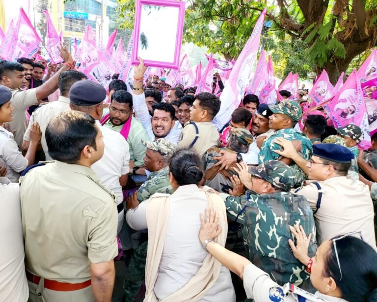 जोगी कांग्रेस ने किया मुख्यमंत्री निवास का घेराव, जोगी कांग्रेस ने दिखाई राजधानी में ताकत