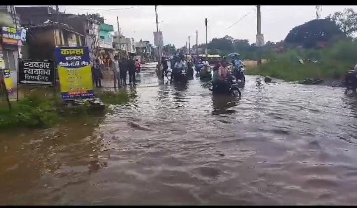 बिलाईगढ़ क्षेत्र में तेज बारिश से जन-जीवन अस्त् व्यस्त,वही किसानों के चेहरे खिले।।