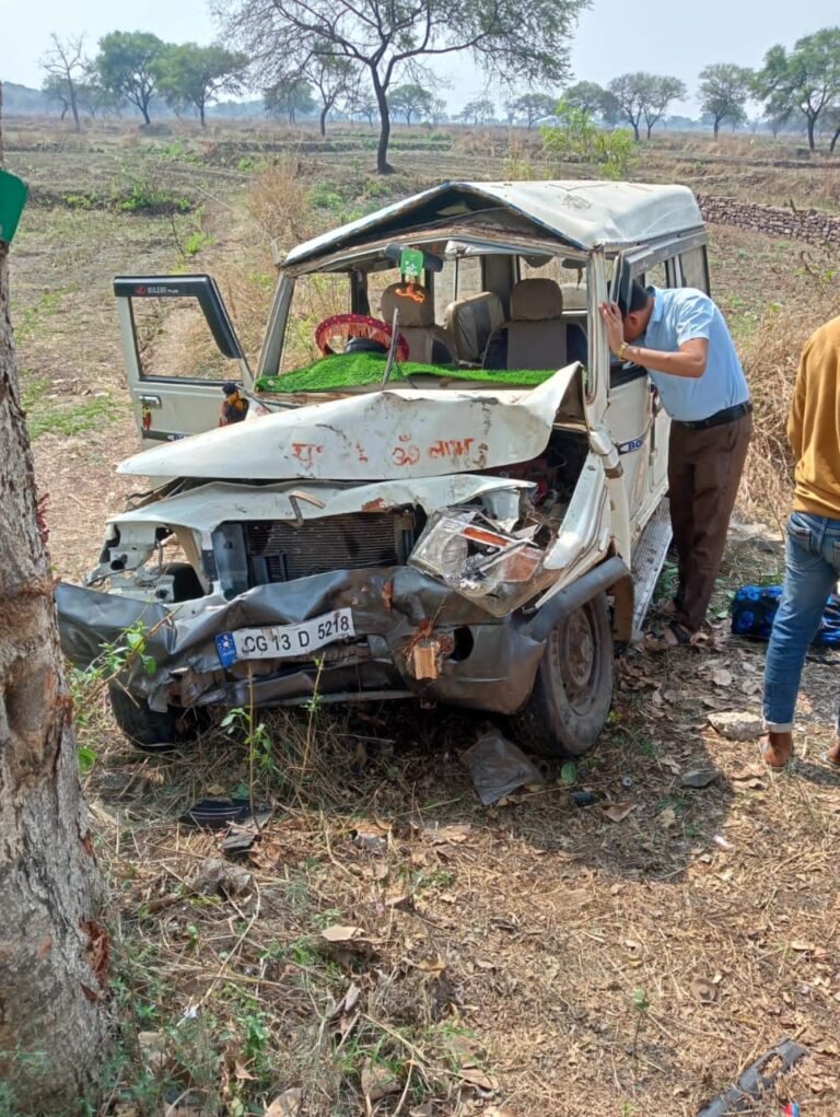 चमत्कारिक तालाब से स्नान कर वापस हो रहे बोलेरो में सवार 5 लोग घायल एक की मौत।घटना पवनी के पास भाँचा ढाबा के पास की है। बोलेरो पेड़ से टकराया।