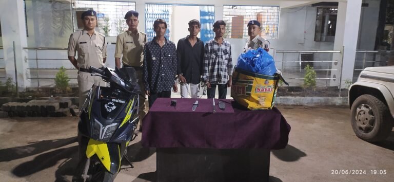 भाटापारा शहर थाना पुलिस द्वारा अवैध मादक पदार्थ गांजा की बिक्री करने वाले एक अपचारी बालक सहित 04 गांजा तस्करों को किया गया गिरफ्तार