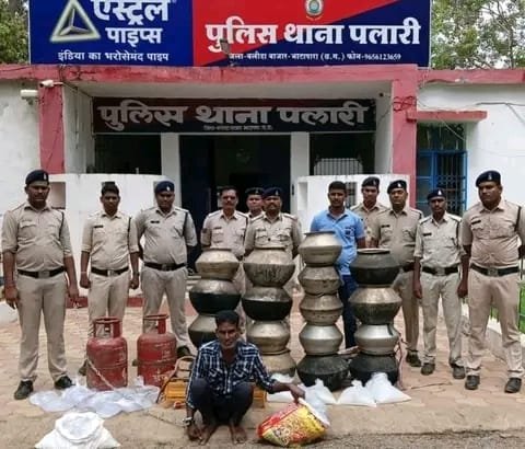 भाटापारा पुलिस द्वारा सुनियोजित योजना बनाकर अवैध रूप से महुआ शराब बनाने में कुख्यात ग्राम खैरी में मारा गया छापा।