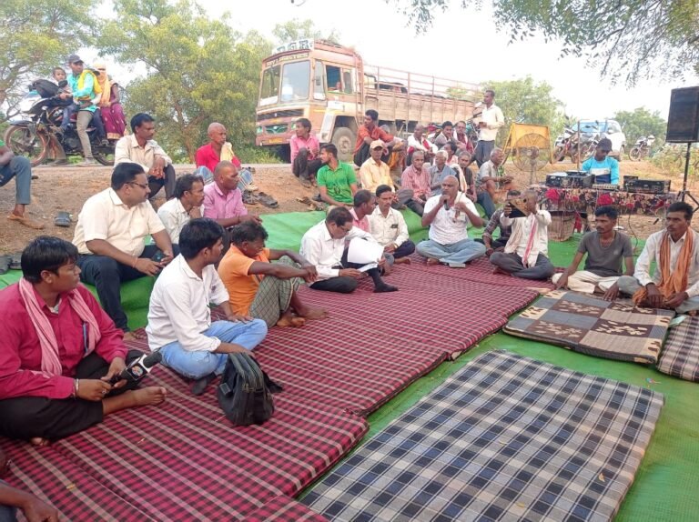 पथर्रा (बेमेतरा) में उद्योगपतियों एवं उनके गुर्गों के जुल्म-ज्यादातियों के विरोध में एक माह से धरना-प्रर्दशन जारी।  किसानों-ग्रामीणों के समर्थन में LSU शामिল हुआ।